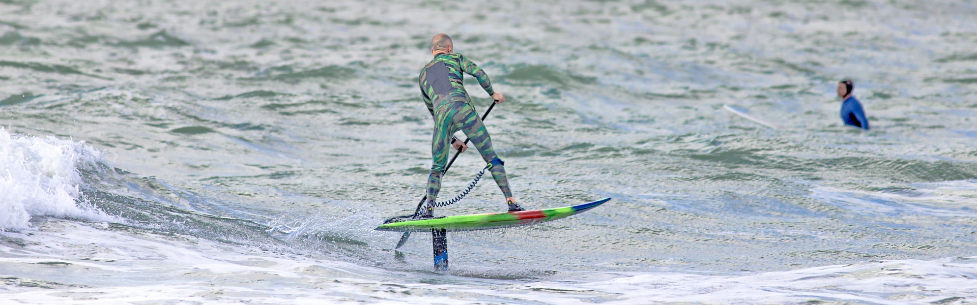 Tabla de SUP con hydrofoil montado sobre el agua