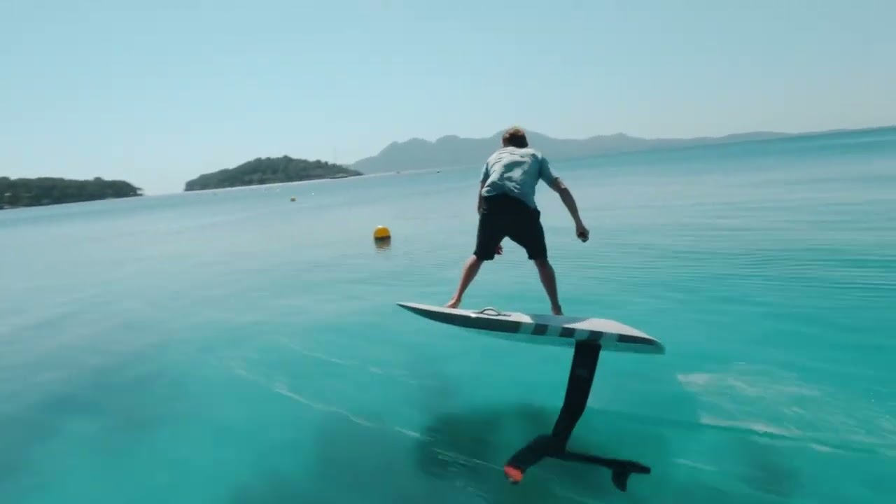 Primer fotograma del video oficial del Audi e-tron foil: un efoil planeando sobre agua turquesa