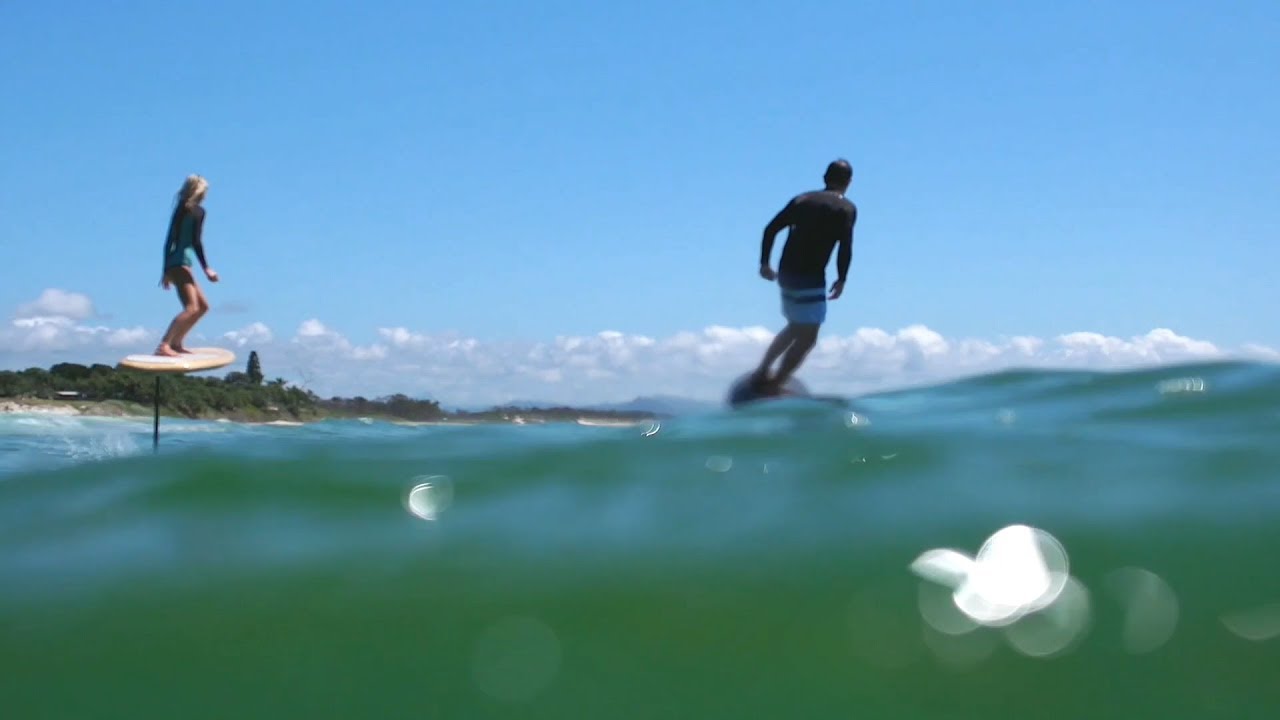 Fotograma del vídeo oficial de Fliteboard: dos riders de efoil sobre el agua
