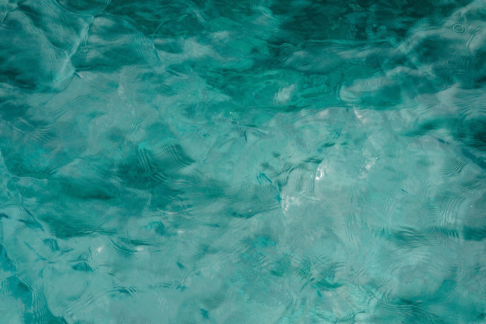 Agua turquesa y transparente con reflejos de luz