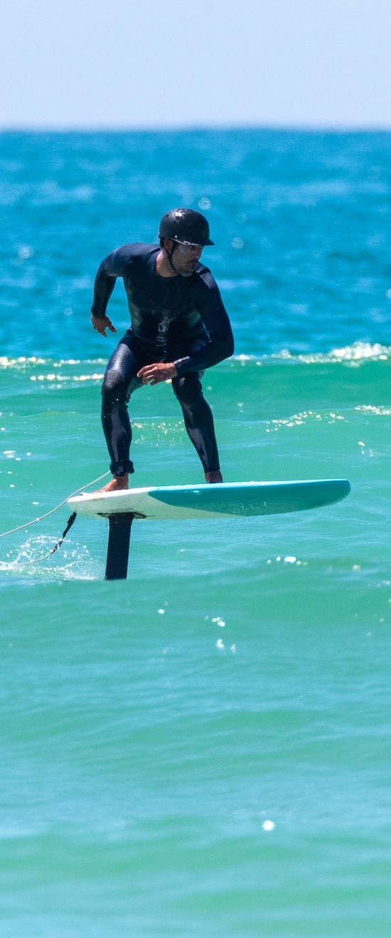 Planche de surf électrique en glisse au-dessus de l’eau
