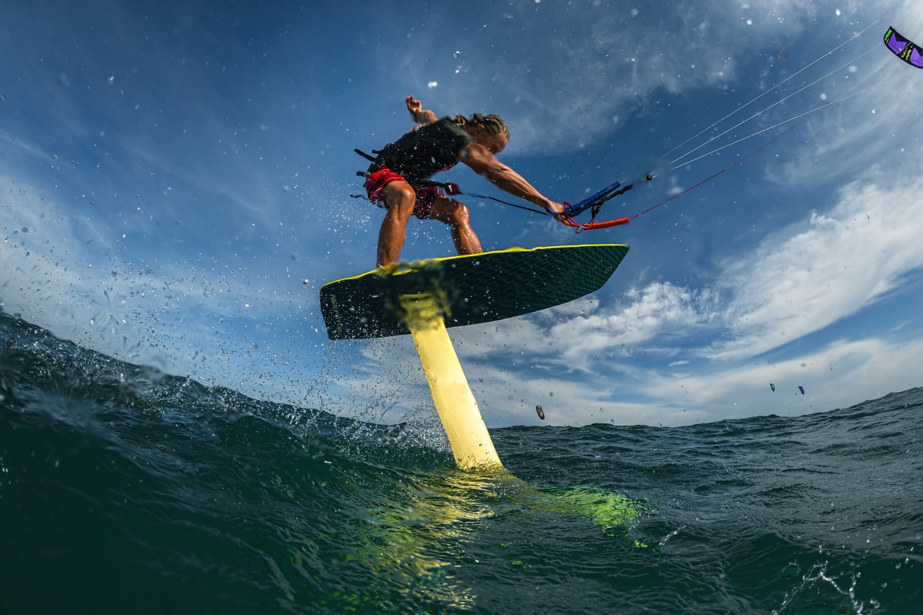 Rideur en kitefoil sur une planche à hydrofoil