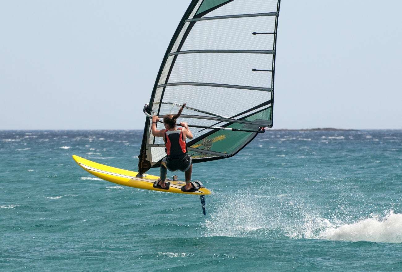 Windfoileur en vol au-dessus de l’eau