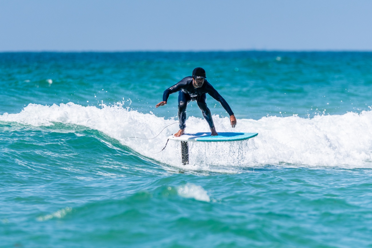 Surfeur en foil dans une vague