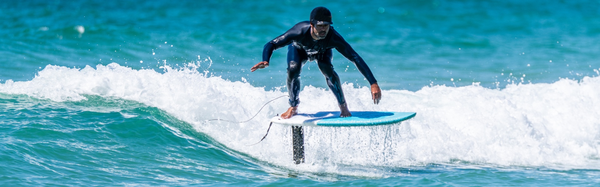 Aile d’hydrofoil en action sous l’eau