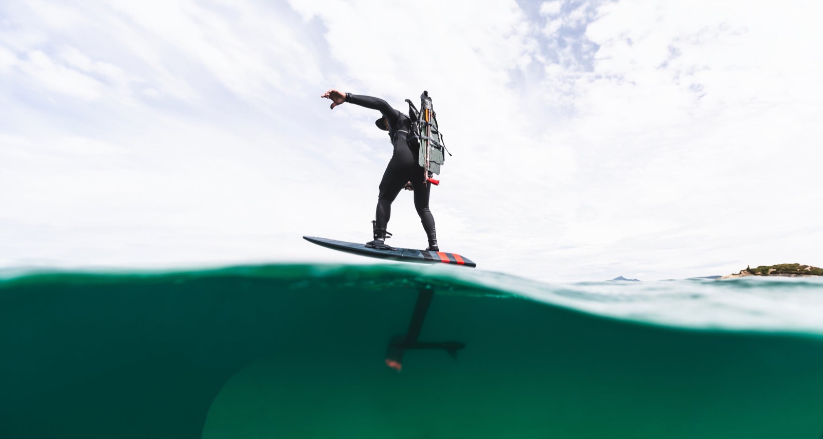 L’Audi e-tron foil vu au-dessus et sous la surface, avec l’aile de l’hydrofoil visible sous l’eau