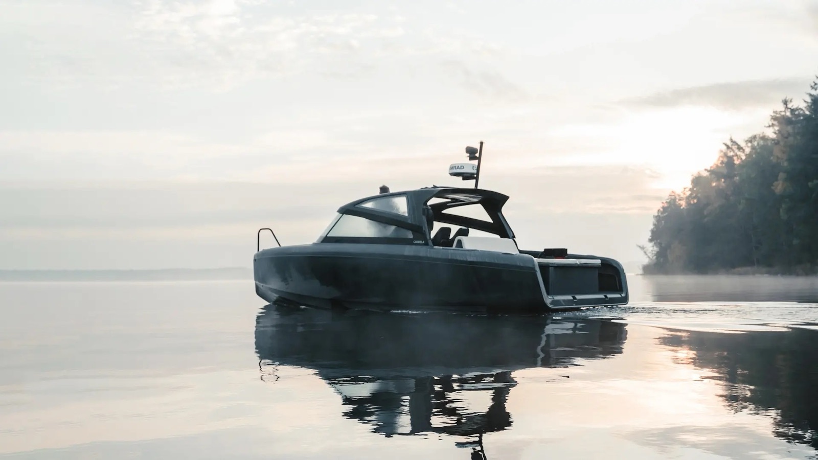 La version hardtop sombre du Candela C-8 dans la lumière du matin, sur une eau lisse comme un miroir