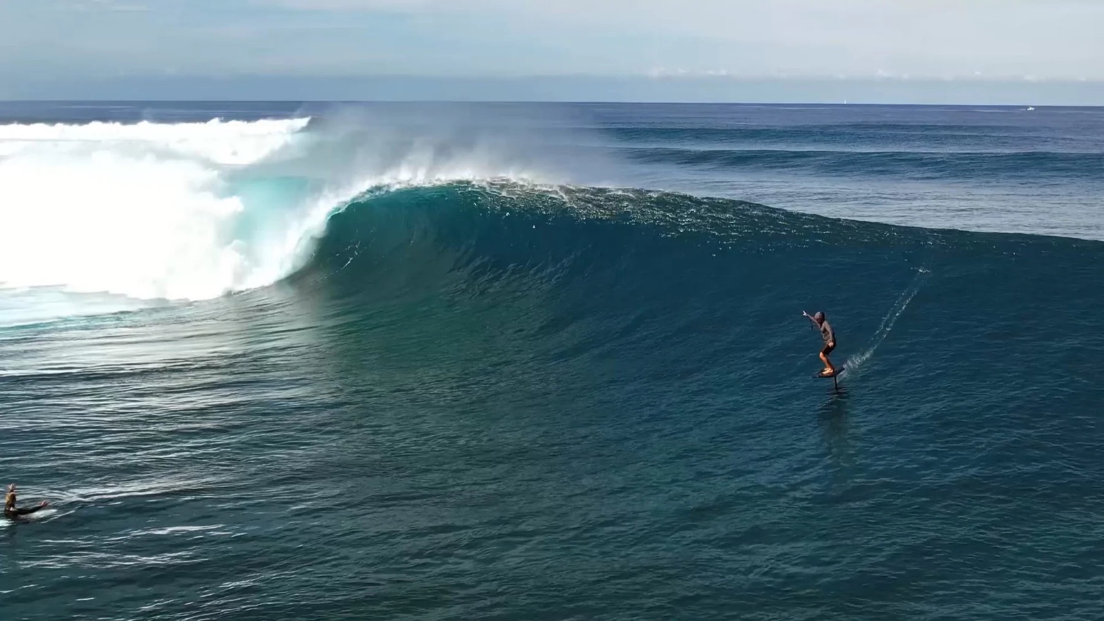 Vue aérienne d’un rider en Fliteboard ULTRA sur une immense vague