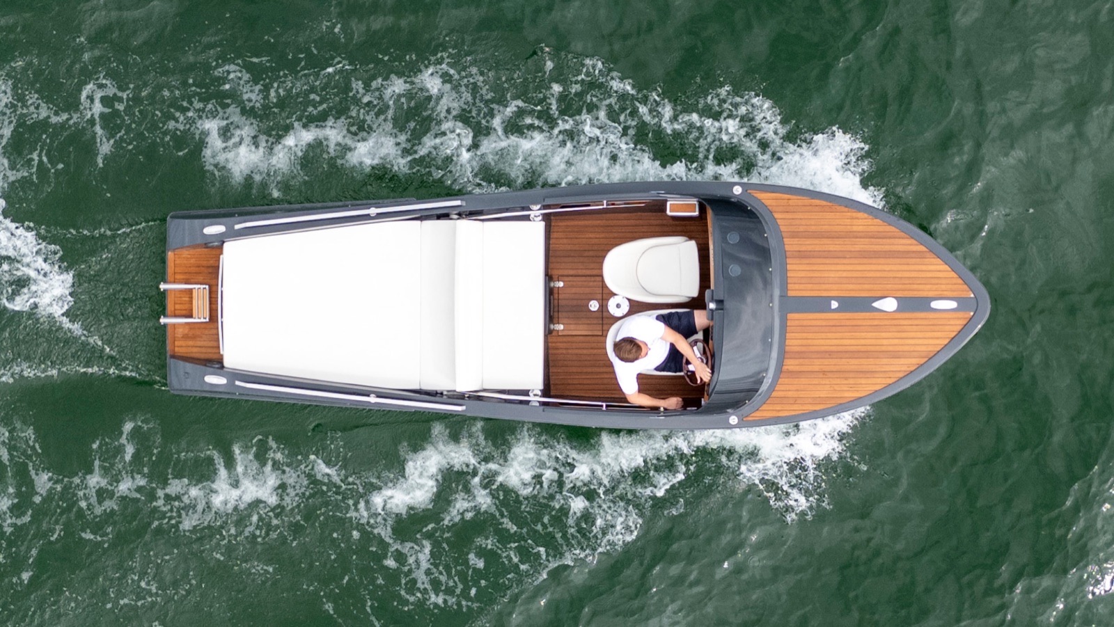Le day boat électrique Frauscher 610 San Remo en navigation en eau libre