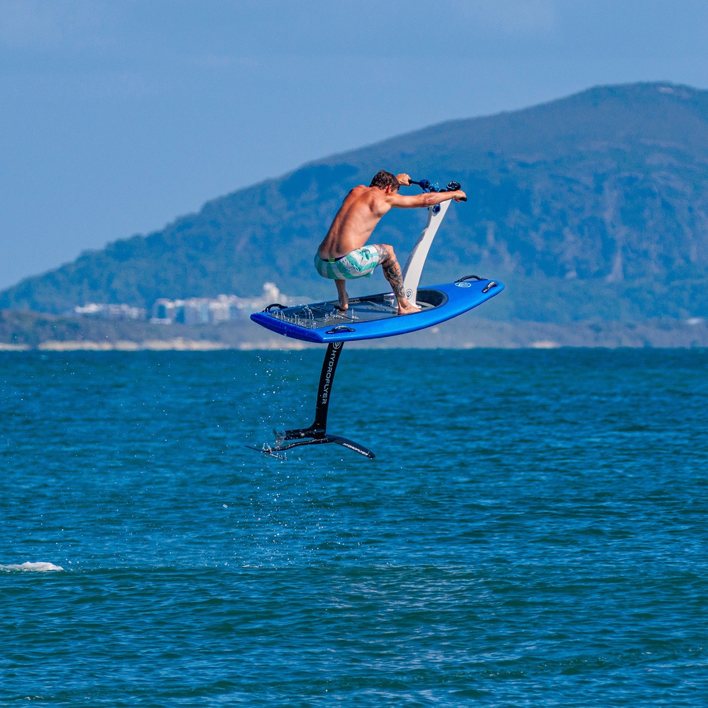eFoil HydroFlyer à guidon amovible, rider à pleine vitesse