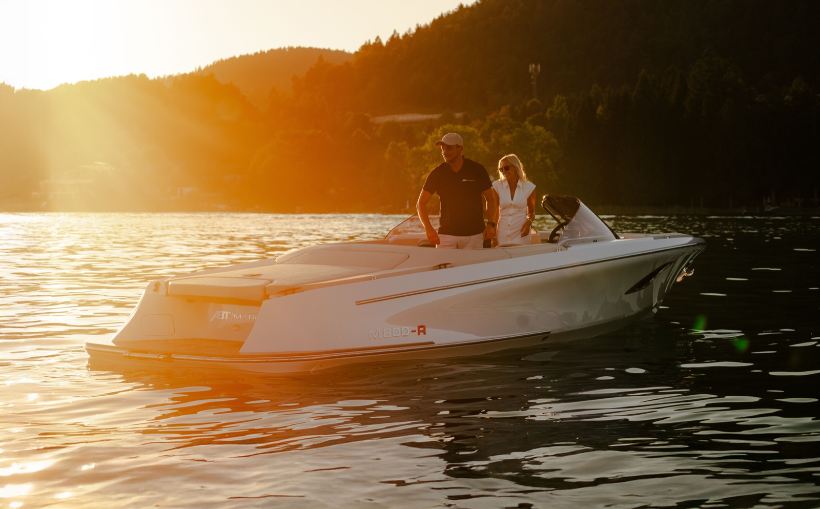 L’ABT | Marian M 800-R immobile sur un lac au coucher du soleil, un couple à bord