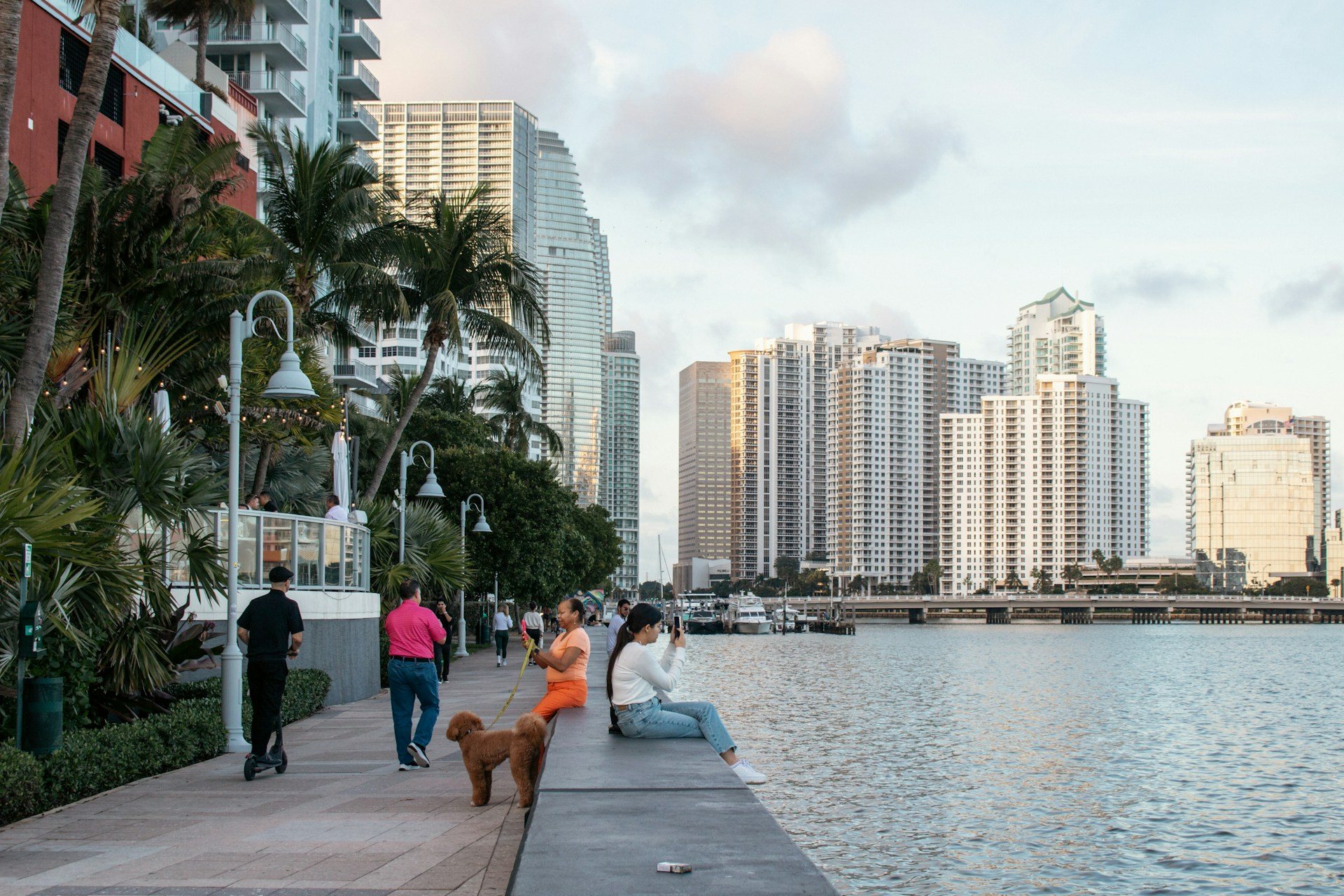 Le front de mer de Brickell Key à Miami, avec des promeneurs, des palmiers et des tours d’habitation au bord de Biscayne Bay ; photo d’illustration, sans eFoil
