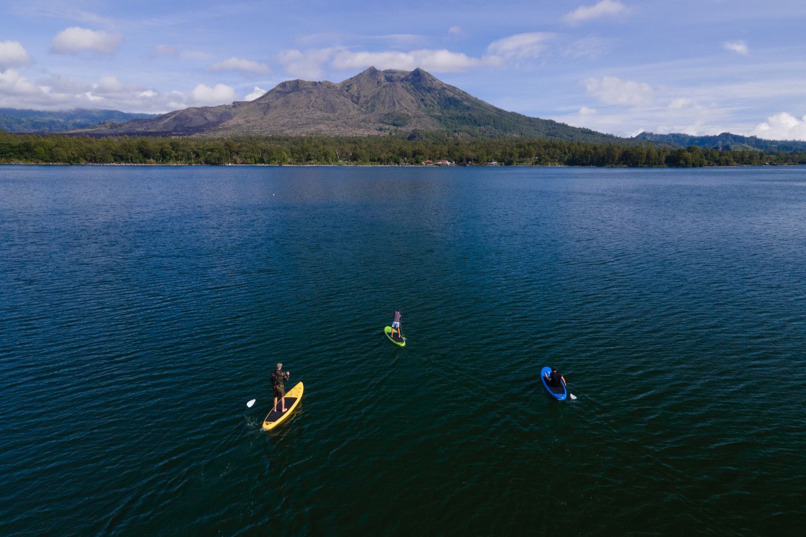 Randonnée en SUP à allure tranquille sur un lac calme