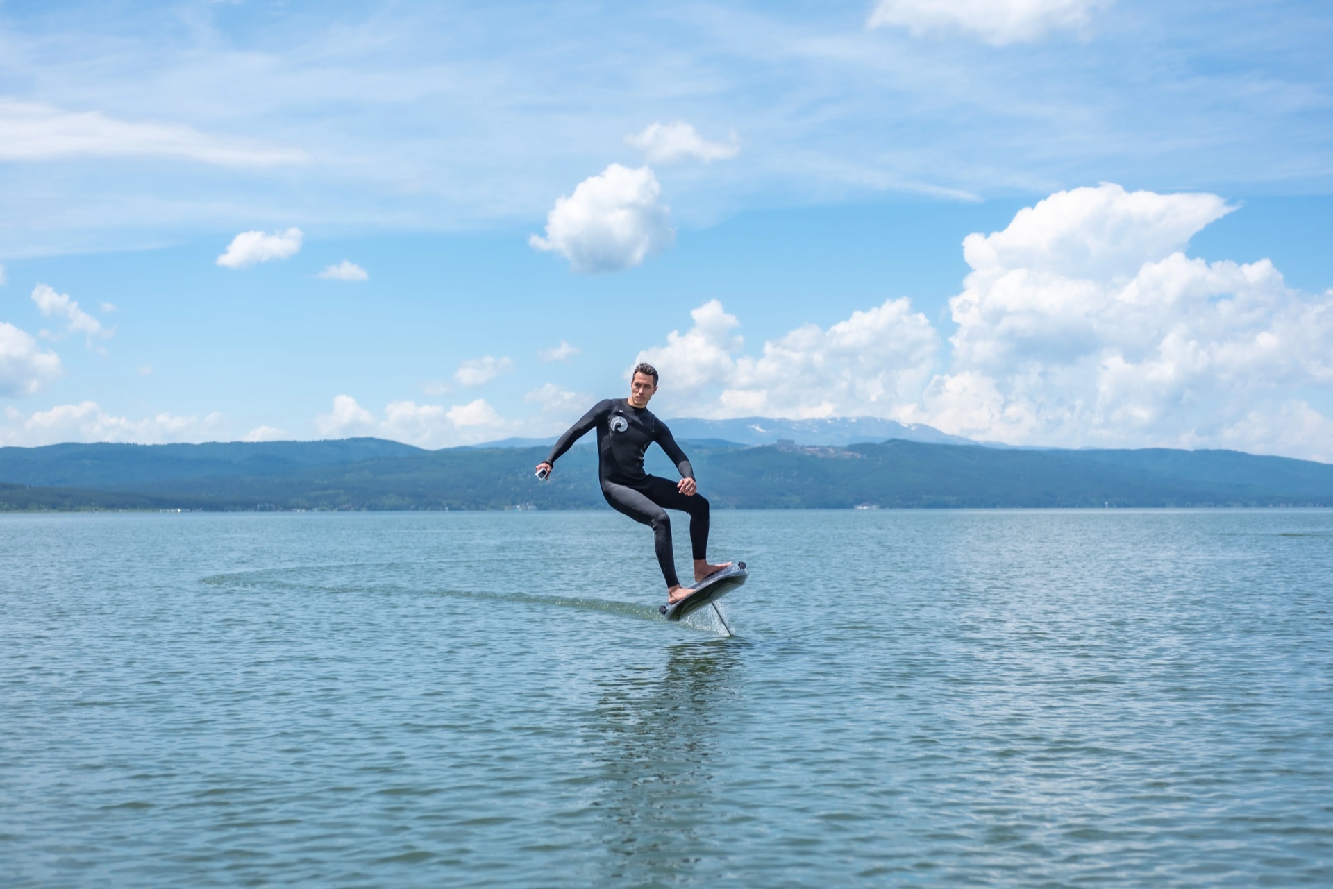 eFoil SiFly en vol sur un lac de montagne