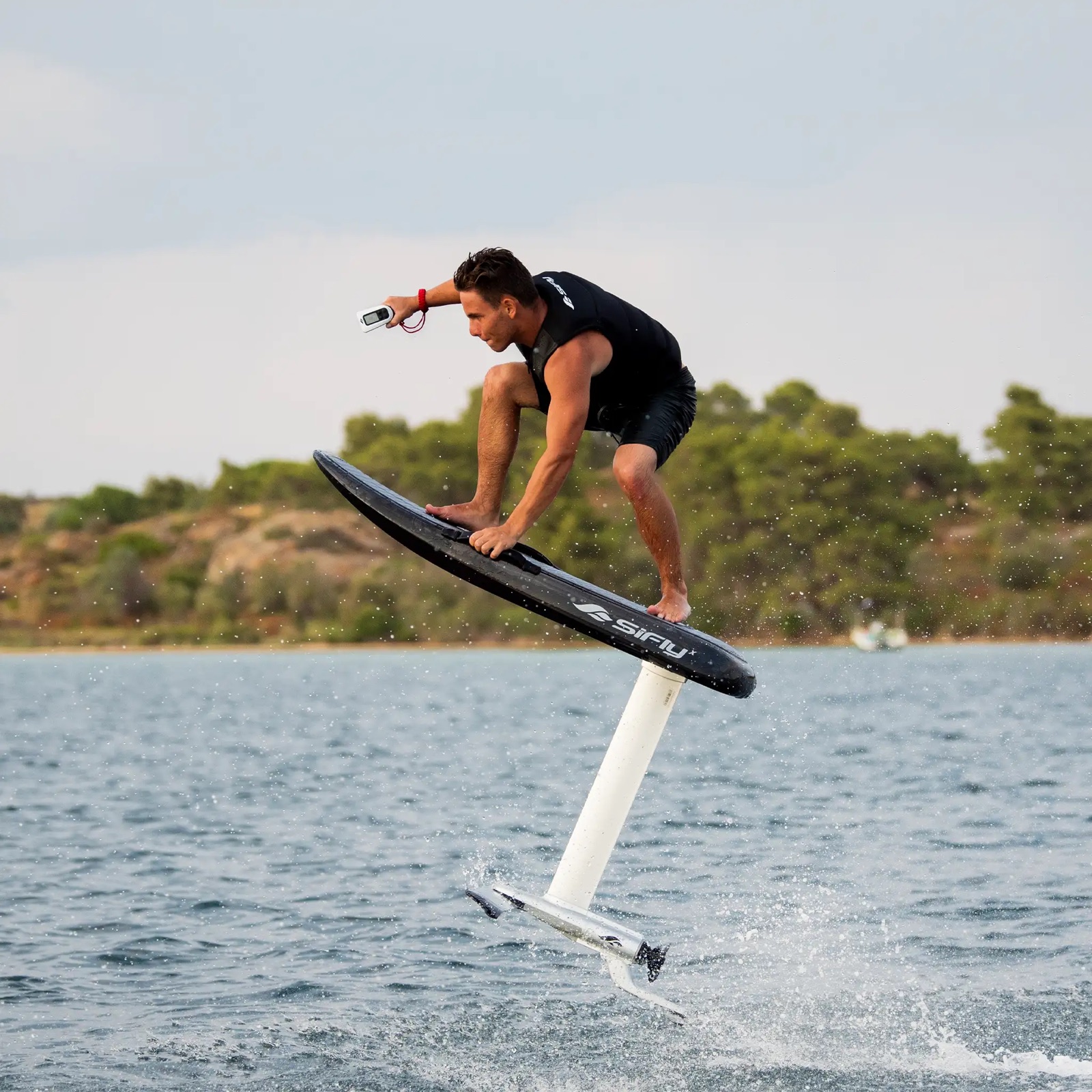 eFoil SiFly Stellar X dans un virage serré, entièrement au-dessus de l’eau