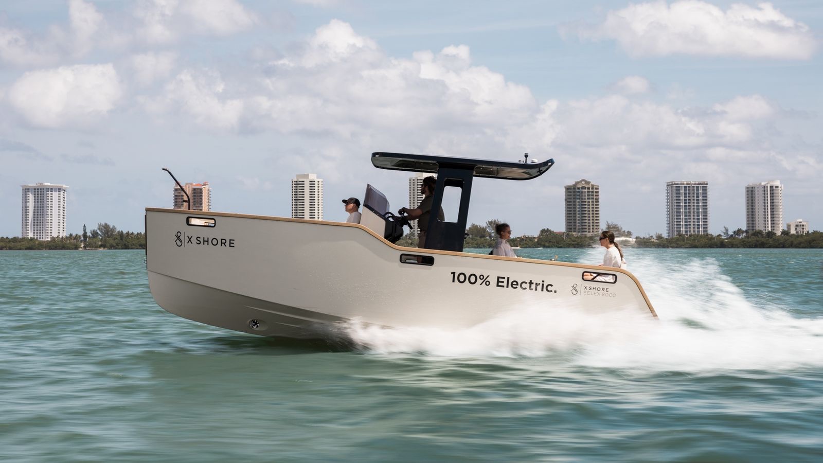 Le X Shore Eelex 8000 lancé à vitesse soutenue sur un plan d’eau dégagé