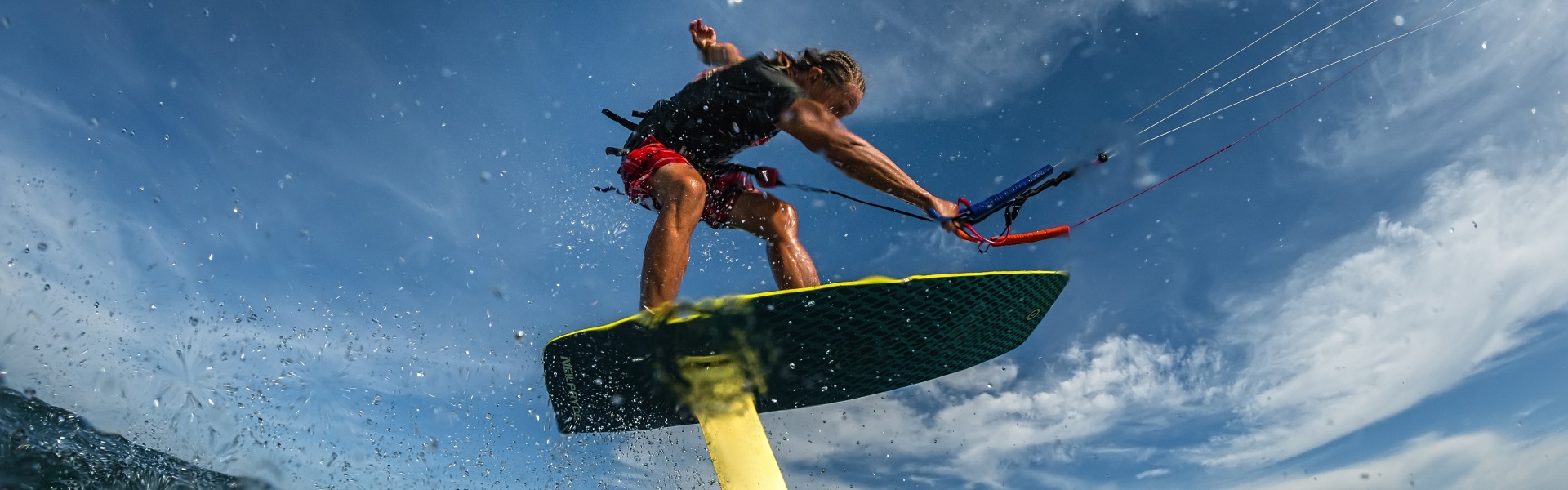 Kitefoil: una tavola da kite con un foil montato sotto la tavola