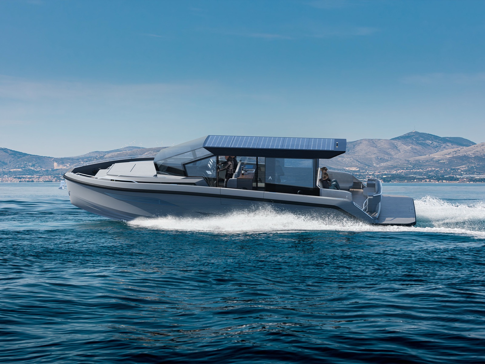 La barca elettrica RAND Realm 45 con il tetto solare in navigazione, con le montagne sullo sfondo
