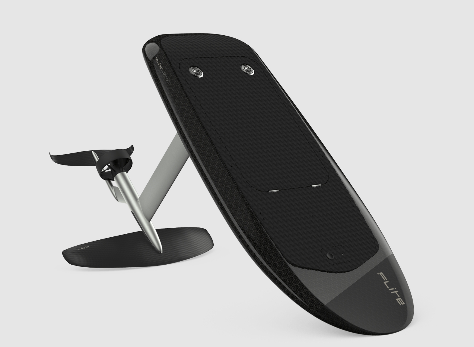 Fliteboard Pro in zwart carbon op zijn mast, met de vleugel ervoor