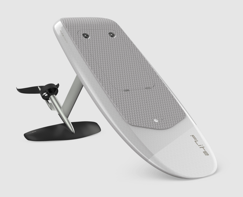 Witte Fliteboard-efoil op zijn mast, met de propeller in beeld