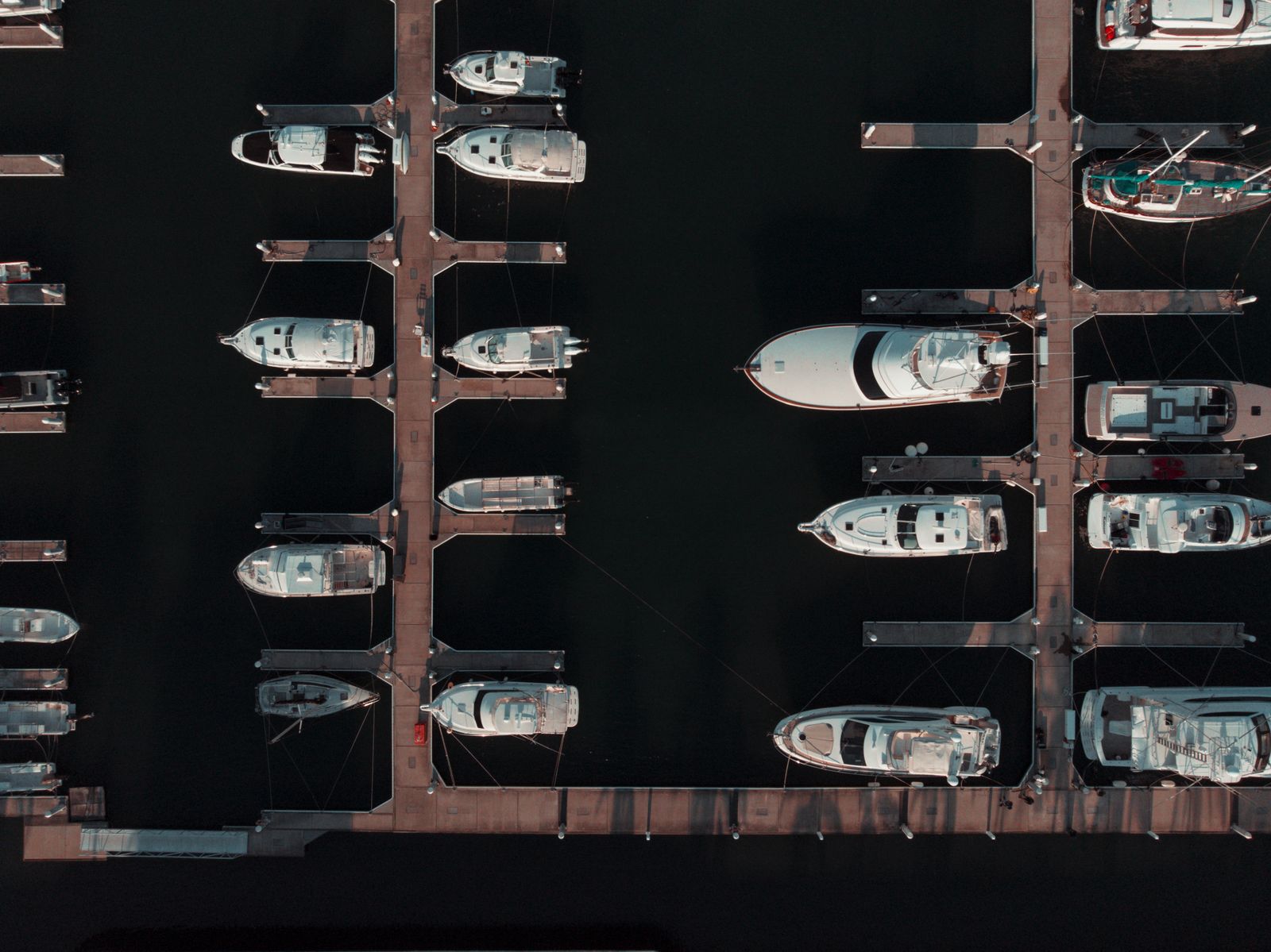 Marina pontoon: charging and mooring in practice